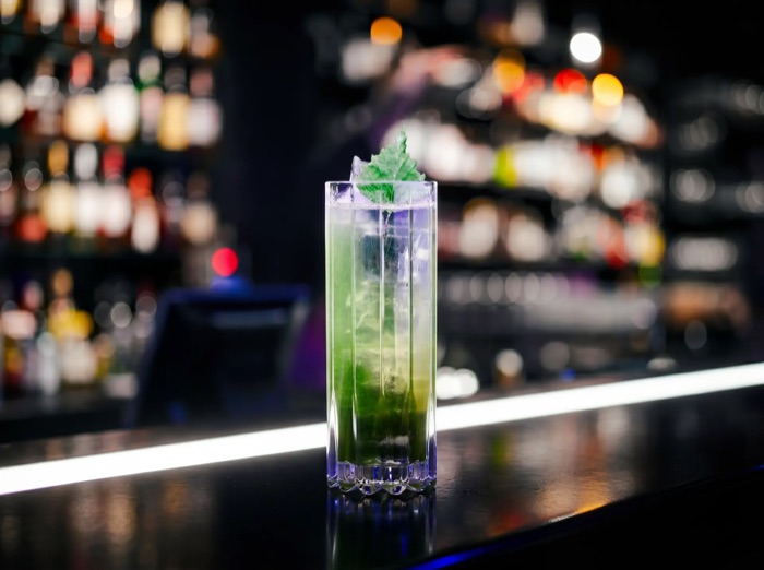 Vihreä cocktailpöytä