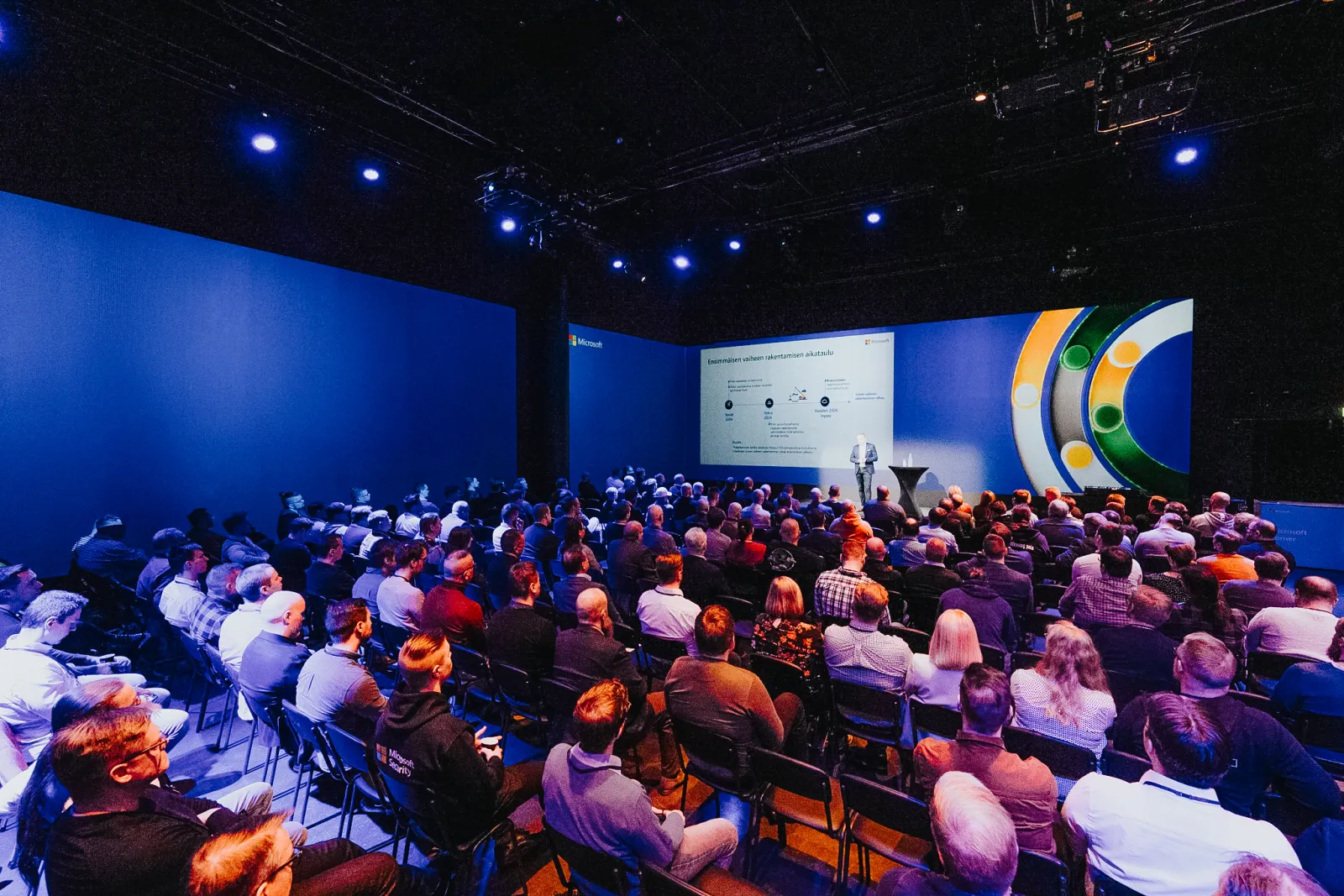Yritystapahtuma Black Box 360:ssa, suuri yleisö seuraa keynote-esitystä
